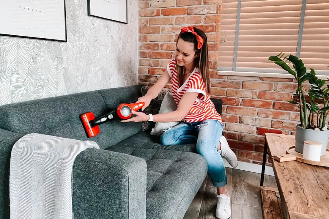 Skuteczne sposoby na pozbycie się sierści z kanapy bez wysiłku